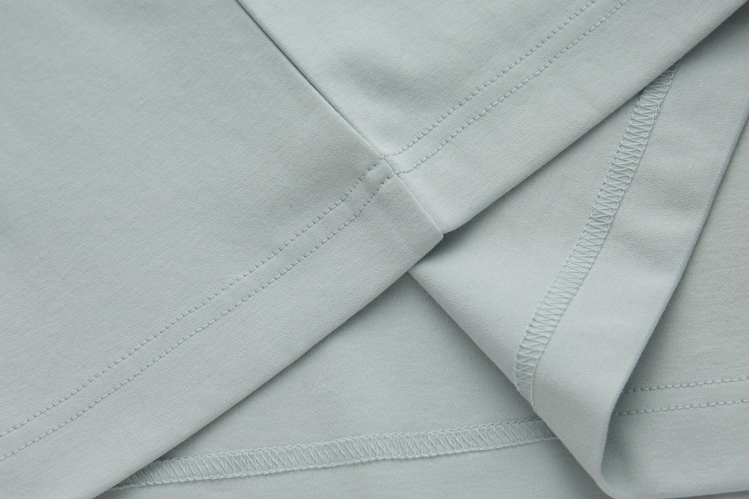 Oyster polo shirt with side seam and clean hem stitching