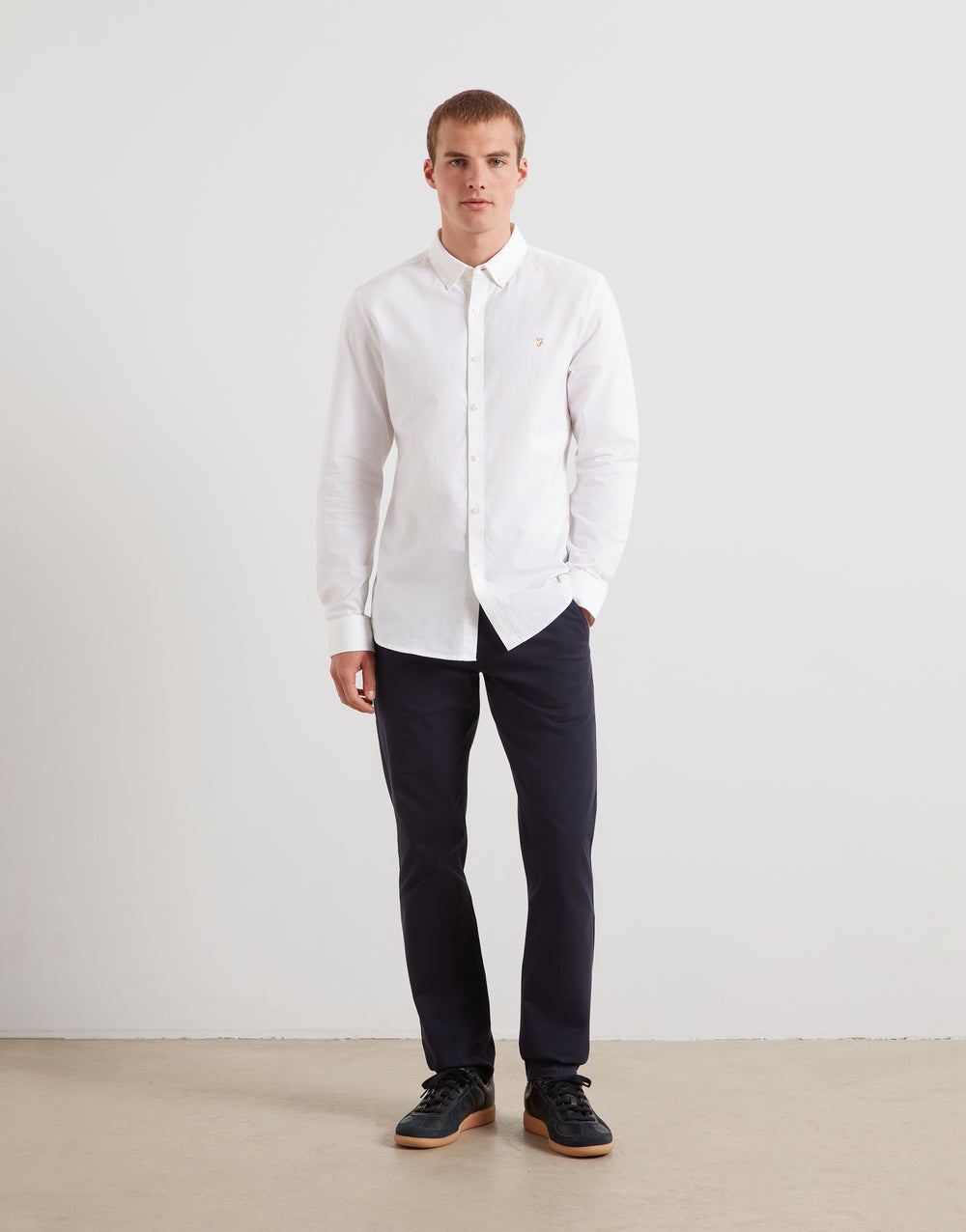 Slim-fit white Oxford button-up shirt, long sleeves, chest logo