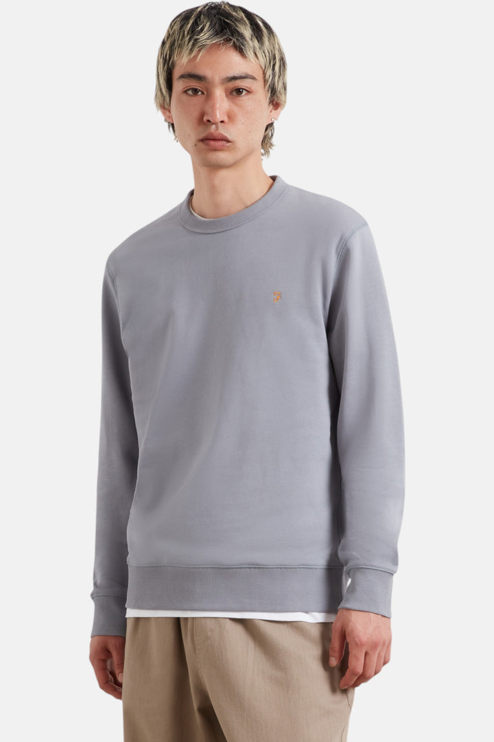 Crew jumper in blue-gray with small chest logo, long sleeves, ribbed crew neck